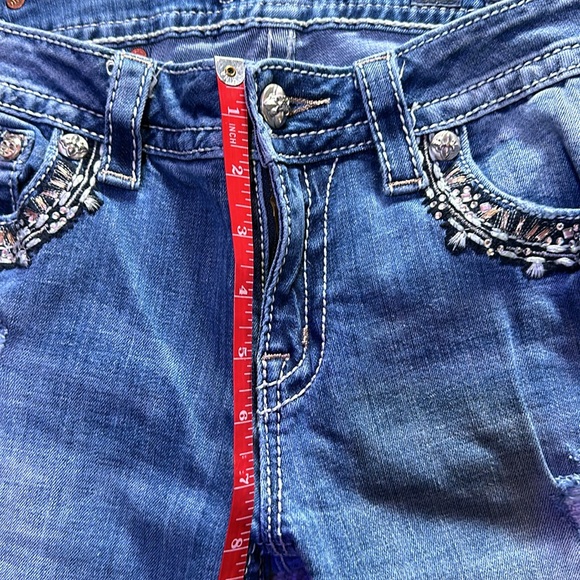 Ladies Miss Me Signature Mid-Rise Cuffed Capri - Picture 9 of 10